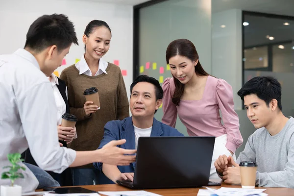 Grupo Jovens Empresários Felizes Startup Colegas Trabalho Brainstorming Juntos Para — Fotografia de Stock