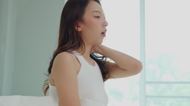 침대에 아시아 여성은 아침에 일어나면 어깨와 통증이 있습니다 — 비디오