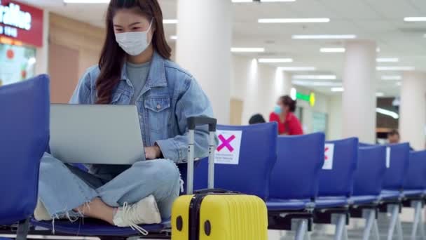 Asiático Jovem Mulher Vestindo Máscaras Rosto Usando Computador Portátil Aeroporto — Vídeo de Stock