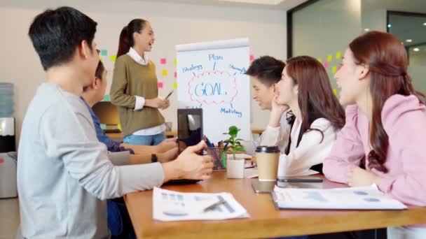 Gruppe Von Glücklichen Jungen Start Mitarbeitern Die Gemeinsam Brainstorming Betreiben — Stockvideo