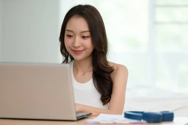 Beautiful Attractive Asian Indian Woman Bekerja Dengan Laptop Komputer Dan — Stok Foto