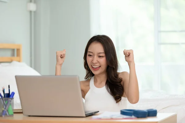 Mujer Joven Asiática Celebrando Con Ordenador Portátil Después Trabajo Exitoso — Foto de Stock