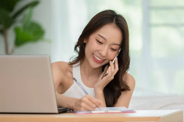Business Startup Young Asian Women Bekerja Dengan Laptop Untuk Belanja — Stok Foto