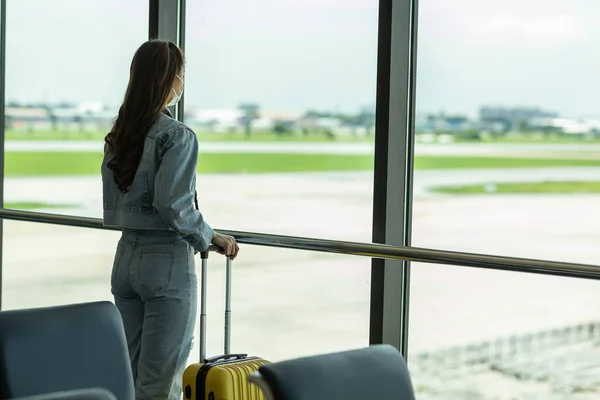 Asian Young Traveler Woman Airport Wearing Face Mask Standing Luggage — Stock Photo, Image