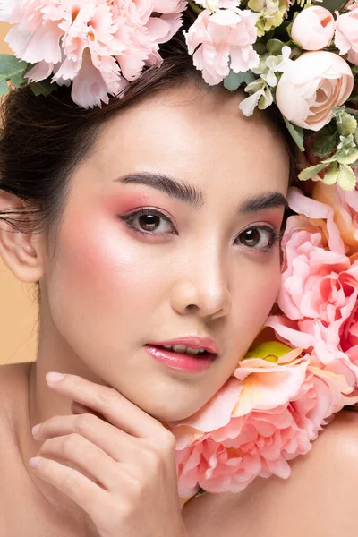 Красота Азиатская Молодая Женщина Большой Букет Цветов Голове Улыбка Чистой — стоковое фото