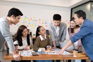 Bir grup mutlu genç iş adamı fikir ve pazarlama planı oluşturmak için birlikte beyin fırtınası yapıyorlar, İş Kuruluşu Çeşitliliği Konsepti