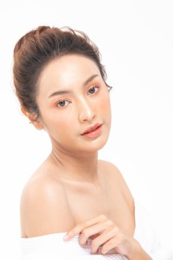 Güzel Asyalı kadın, temiz ve taze tenli, bornoz tebessümü, mutluluk ve neşe, olumlu duygusal, beyaz arka planda soyutlanmış, güzellik kozmetiği ve kaplıca konsepti.