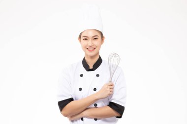 Güzel Asyalı şef kadın gülümsüyor ve beyaz arka planda izole edilmiş paslanmaz balon çırpıcısı tutuyor, Mutluluk ve Neşeli Profesyonel Şef Konsepti