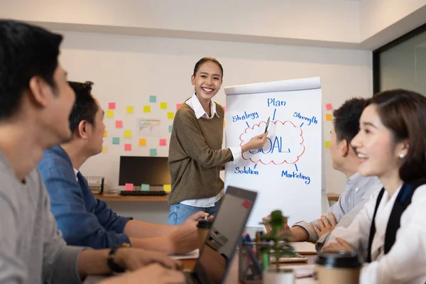 Grupo Jovens Empresários Felizes Startup Colegas Trabalho Brainstorming Juntos Para — Fotografia de Stock