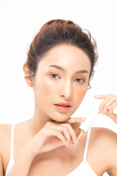 Beautiful Young Asian Woman Holding Lyx Vit Ren Tub Leende — Stockfoto