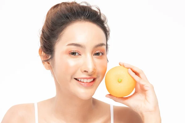 Beautiful Young Asian Woman Holding Πορτοκαλί Βιταμίνη Χαμόγελο Αίσθηση Τόσο — Φωτογραφία Αρχείου