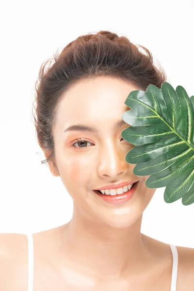 Genç Güzel Asyalı Kadın Gülümsüyor Temiz Taze Tenli Yüzü Yeşil — Stok fotoğraf