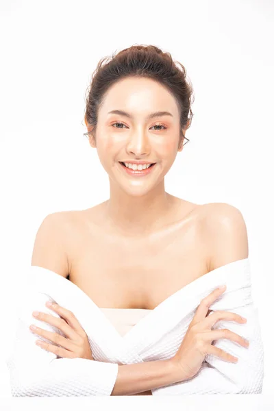Hermosa Mujer Asiática Con Una Sonrisa Albornoz Con Piel Limpia — Foto de Stock