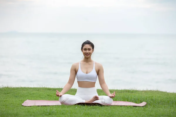 Woman Practice Yoga Lotus Pose Meditation Summer Vacation Beach Feeling — Stock Photo, Image