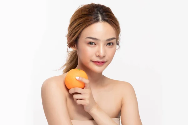 Hermosa Mujer Asiática Joven Sosteniendo Naranja Vitamina Sonrisa Sentirse Tan — Foto de Stock
