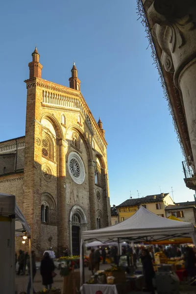 イタリアの街の美しい建築物 旧教会と大聖堂 — ストック写真