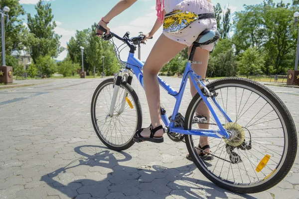 Parkta bisiklet süren bir kız.