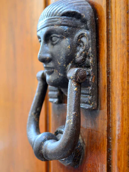 Roma sokaklarındaki bir kapının eski kulpu. İtalya