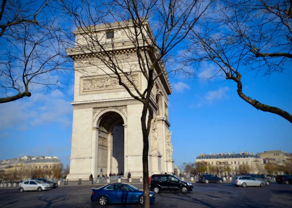 Paris 'in güzel manzarası. Fransa. Paris sokaklarında yürüyorum