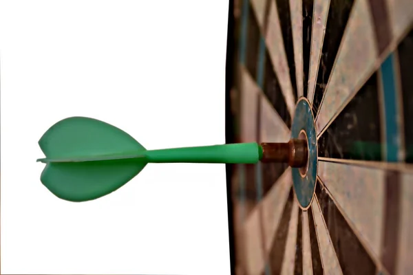 Dartlar hedefi vurdu. Beyaz bir arkaplanda.