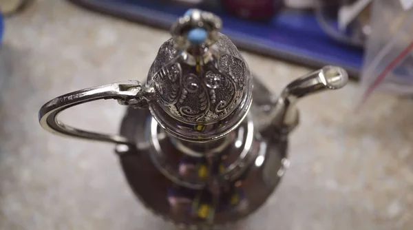 Gözlükler. İsveç kozmetik ürünleri. Cila ve rimel.