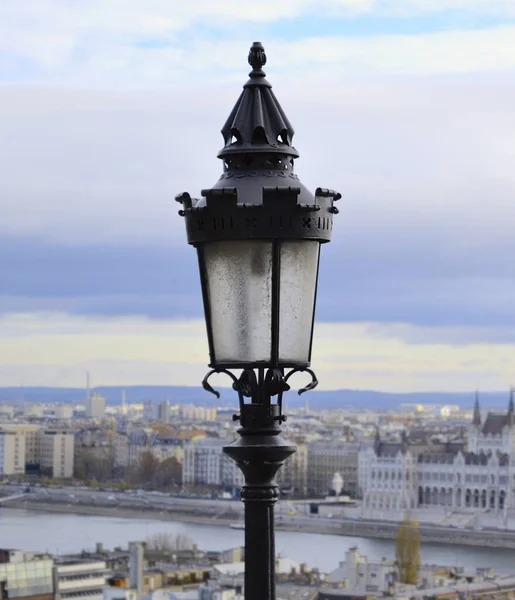 Budapeşte 'de fener. Macaristan. Budapeşte sokaklarında yürüyorum. Bacaklı kapak