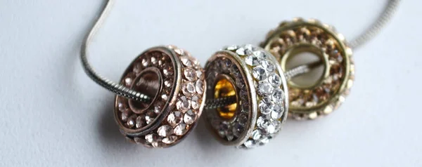 Gözlükler. İsveç kozmetik ürünleri. Cila ve rimel.