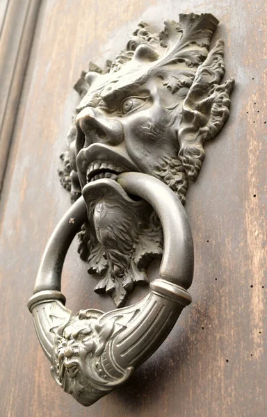 Venedik. Venedik 'te gondola binmek. Maske