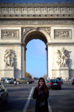 Paris 'in simgeleri. Paris sokaklarında bir kız yürüyor