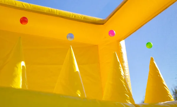 Yuvarlak şişme okçuluk hedefleri. Pruvadan atış talimi ve eğitim kavramı. Sokakta güneşli bir gün..