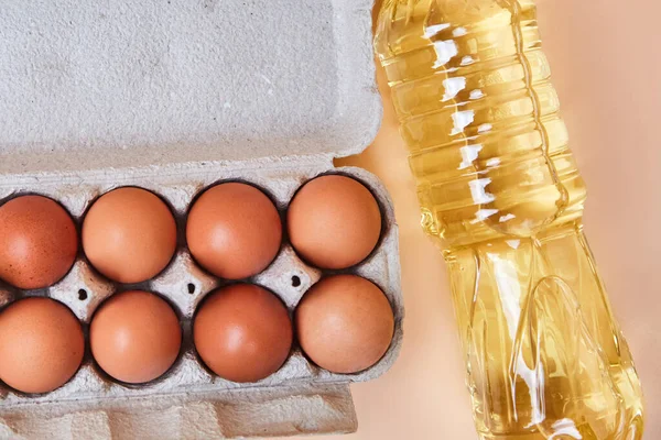 Яєць Картонній Яєчній Коробці Пляшка Соняшникової Олії Легкому Простому Столі — стокове фото