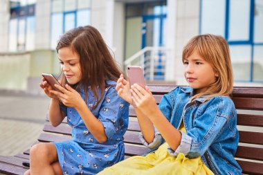 İki çok uluslu çekici 9 yaşındaki kız bir bankta oturuyor, ellerinde telefonlar, birbirleriyle iletişim kuruyorlar, duygular, kahkahalar, sürprizler. Arkadaşlık kavramı, ırk eşitliği.,