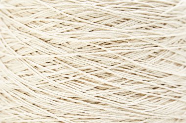 Bobbin üzerinde beyaz ip yarasının arka plan dokusu duvar kağıdı telleri. Yatay fotoğraf, ipler düz değil..