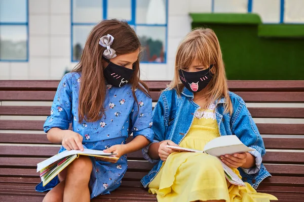 İki tane çok uluslu çekici 9 yaşındaki kız, maske takmış bir bankta oturuyor, konuşuyorlar ve açık havada kızların günlüklerine yazdıkları şeyleri tartışıyorlar. Virüs kavramı, arkadaşlığa engel teşkil etmez. Arkadaşlık ırksal eşitlik