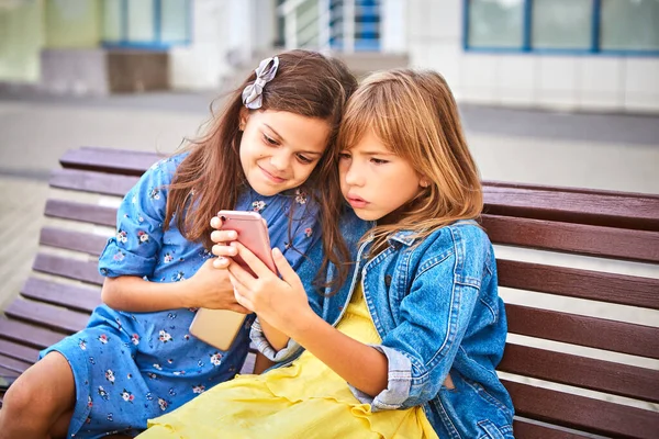 İki çok uluslu çekici 9 yaşındaki kız bir bankta oturuyor, ellerinde telefonlar, birbirleriyle iletişim kuruyorlar, duygular, kahkahalar, sürprizler. Arkadaşlık kavramı, ırk eşitliği.,