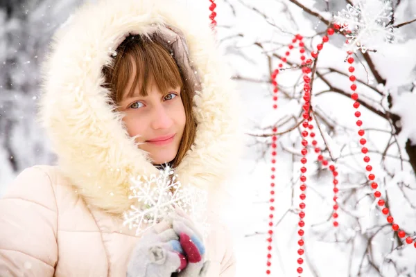 Cute Happy Teenage Girl Portrait Winter Snow Covered Park Looking — Stock Photo, Image