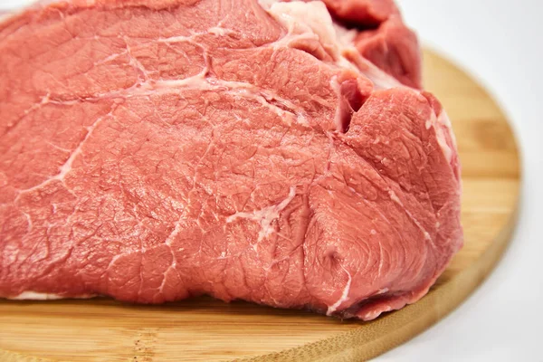 Beyaz arka planda, izole edilmiş taze çiğ et parçası. Taze etten, etten, kemikten, en iyi restorandan, en lezzetli mutfaktan yemek yapma kavramı.