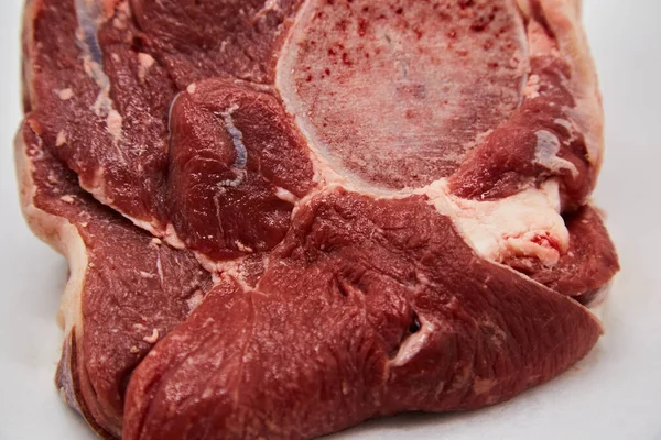 Beyaz arka planda taze çiğ et parçası, izole edilmiş. Taze etten, etten, kemikten, kemikten yapılmış yemek tabakları kavramı