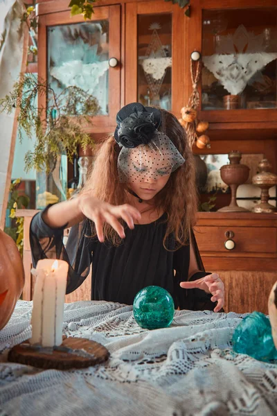 Mignonne Fille Ans Costume Sorcière Dans Une Vieille Maison Halloween Images De Stock Libres De Droits