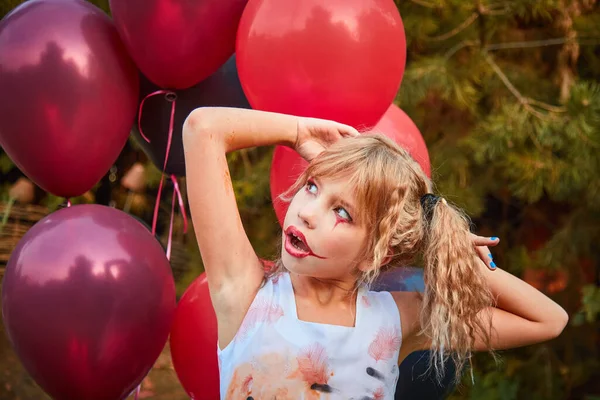 Une Fille Ans Robe Halloween Avec Des Ballons Rouges Noirs Images De Stock Libres De Droits