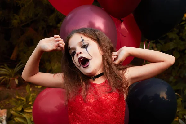 Une Fille Ans Costume Carnaval Rouge Fête Halloween Avec Des Photo De Stock