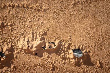 Duvardaki arkaplan dokusunun soyulmasını boya