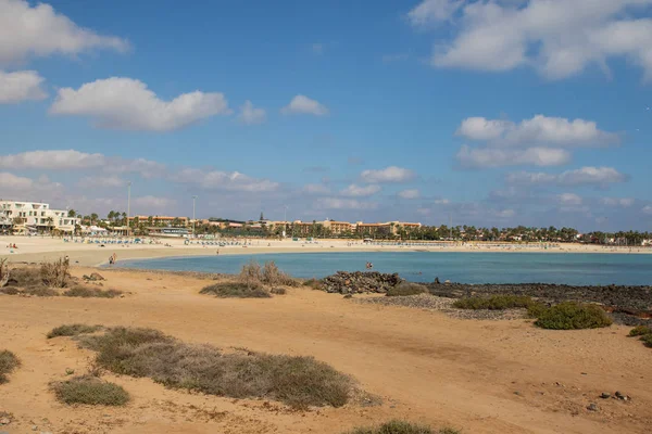 Fuerteventura Espanha Janeiro 2019 Pessoas Desfrutando Praia Caleta Fuste Fuerteventura — Fotografia de Stock
