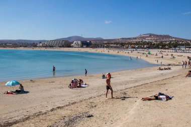 Fuerteventura, İspanya - 12 Ocak 2019: caleta de fuste, Fuerteventura, İspanya güneşli havanın tadını insanlar