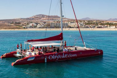 Fuerteventura, İspanya - 12 Ocak 2019: bir katamaran caleta de fuste, Fuerteventura, İspanya içinde bir parti