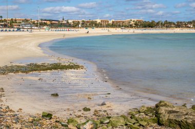 Fuerteventura, İspanya - 15 Ocak 2019: İnsanlar Caleta de Fuste, İspanya 'da tatilde.