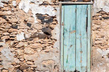 Eski taş duvar ve ahşap kapı Fuerteventura, İspanya