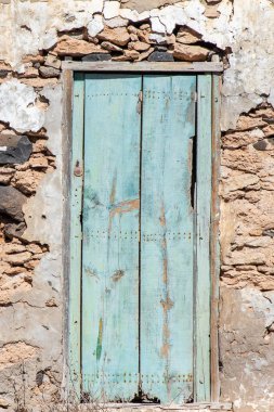 Eski taş duvar ve ahşap kapı Fuerteventura, İspanya