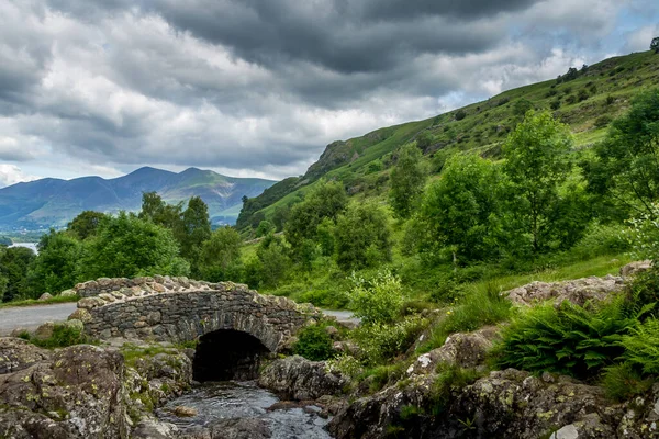 Ashness Mostu Jezerní Oblasti — Stock fotografie