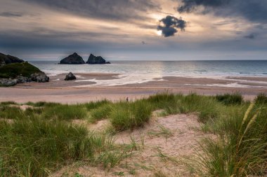 Kuzey Cornwall kıyısındaki Holywell Körfezi 'ndeki güzel sahil, İngiltere.